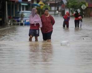 40,000 people flee from homes due to flooding in southern Malaysia