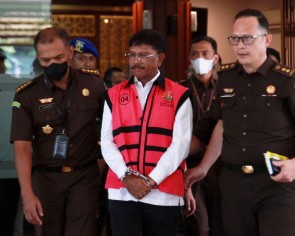 Indonesia communications minister arrested for graft