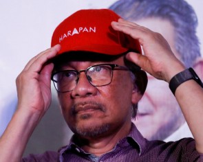 Malaysia&#039;s Anwar tries to lock in lead in close election race