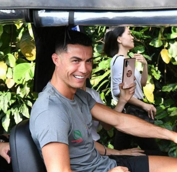 Cristiano Ronaldo surprises fans with whirlwind 15-minute appearance at Botanic Gardens