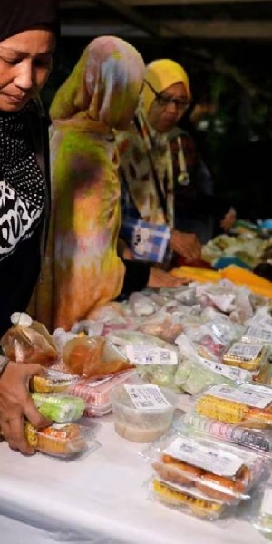 Malaysian volunteers collect food for needy to tackle Ramadan waste